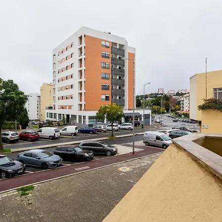 Altido Stunning Flat With Balcony * Buraca